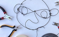 School Holidays: Wire Selfie Sculpture