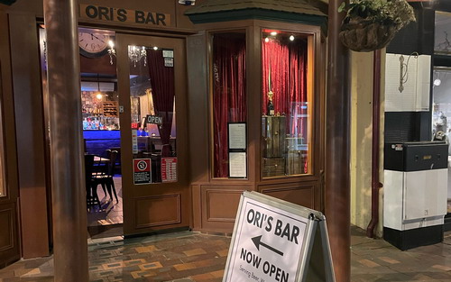 Oris Bar door